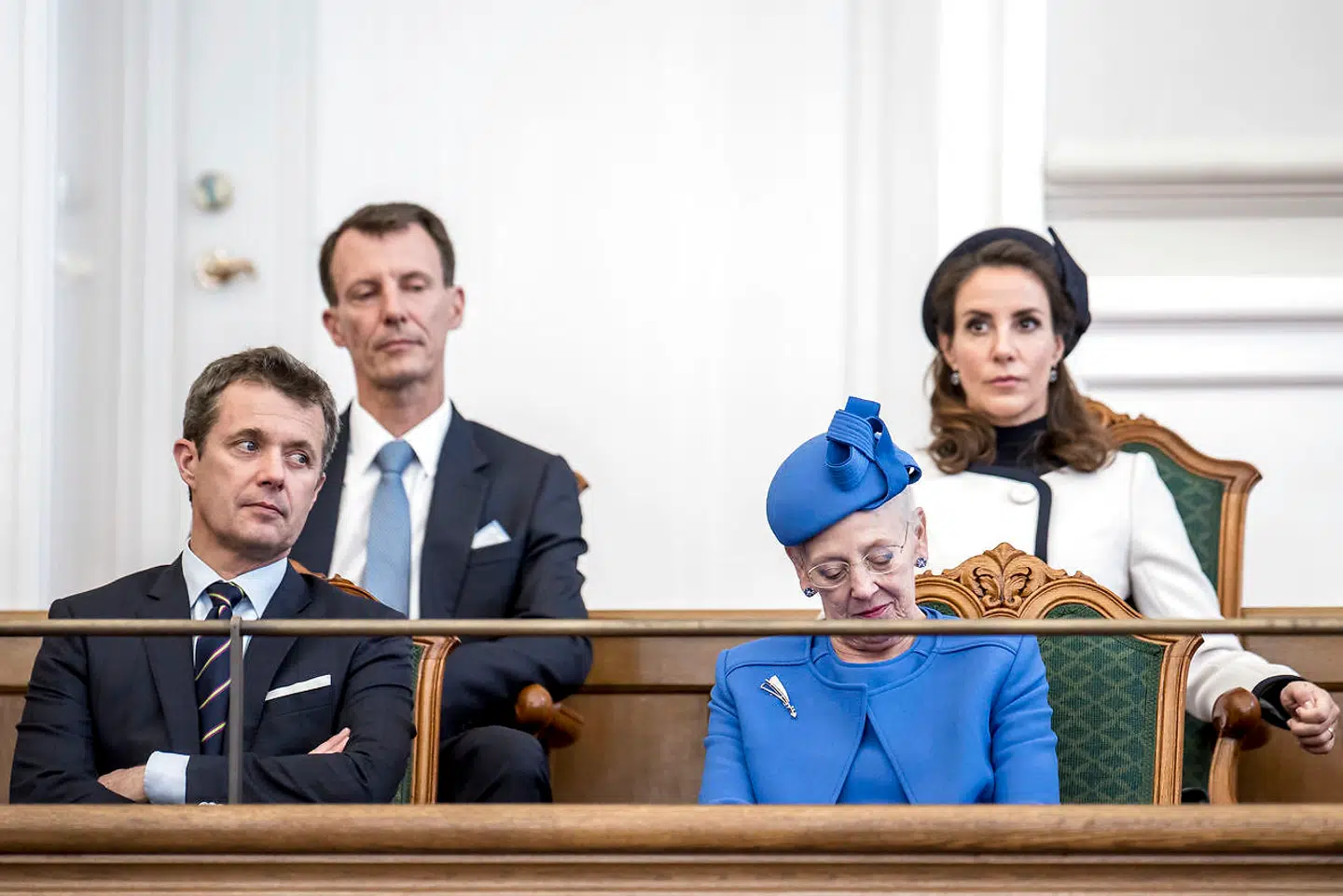 »Til syvende og sidst er det jo Kongehusets ansvar, og dermed ultimativt også dronning Margrethes, at en principielt fuldkommen korrekt og hensigtsmæssig afgørelse om tildeling af titler i kongefamilien afstedkommer den slags følelsesudbrud, vi har set i denne uge,« skriver Tom Jensen.