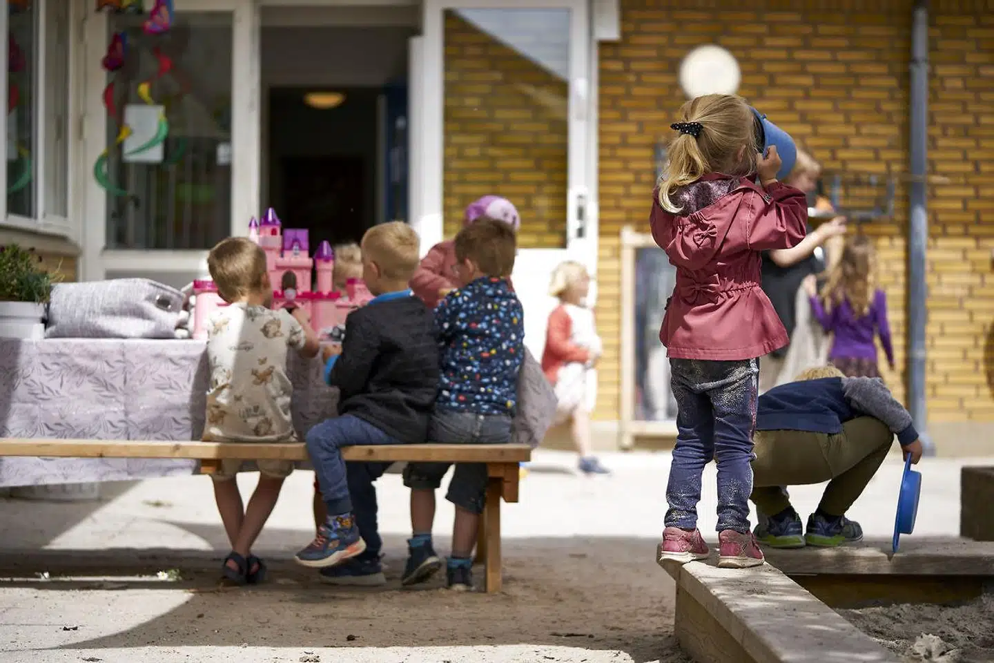 »Børneområdet sejler, og dem, der bestemmer, løber rådvilde rundt i cirkler med ild i håret. Og ungerne, ja, dem sender vi jo stadig afsted hver dag, for hvor skal vi ellers gøre af dem, når vi skal på arbejde?« skriver Lisbeth Odgaard Damm.