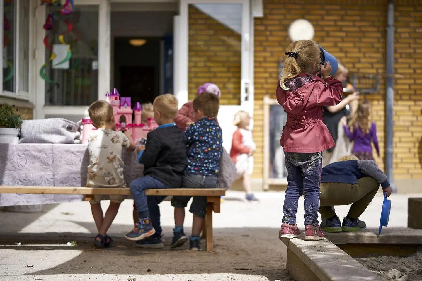 »Børneområdet sejler, og dem, der bestemmer, løber rådvilde rundt i cirkler med ild i håret. Og ungerne, ja, dem sender vi jo stadig afsted hver dag, for hvor skal vi ellers gøre af dem, når vi skal på arbejde?« skriver Lisbeth Odgaard Damm.