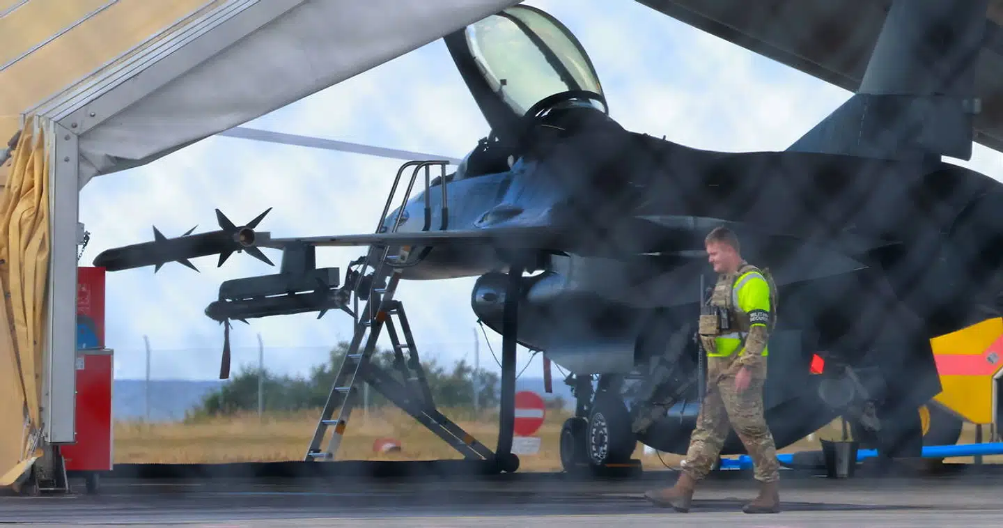Et dansk F-16-fly i Rønne Lufthavn torsdag. Ifølge en militæranalytiker ved Københavns Universitet kunne angrebet i Østersøen være undgået.