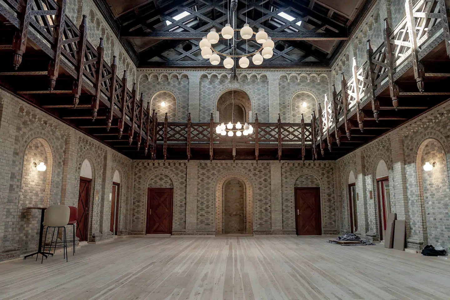 Den store sal i Søetatens Pigeskole er elementært spektakulær og udtrykker tydeligt arkitekten Bernhard Seidelins fascination af middelalderens byggestil.