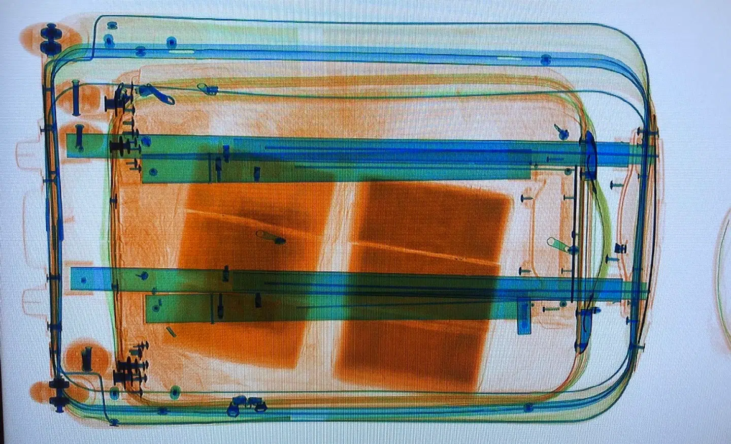 Foto fra scanner af kontanter gemt i bagagen.