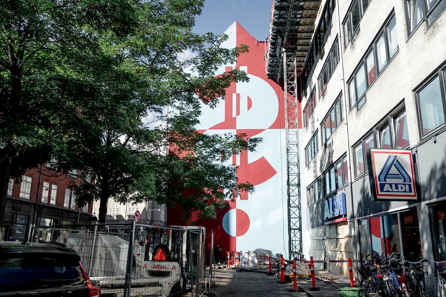 Gavlen i Gothersgade er egentlig en reklameplads, men det næste halvandet år er den udsmykket med et værk af kunstner Hannibal Andersen.