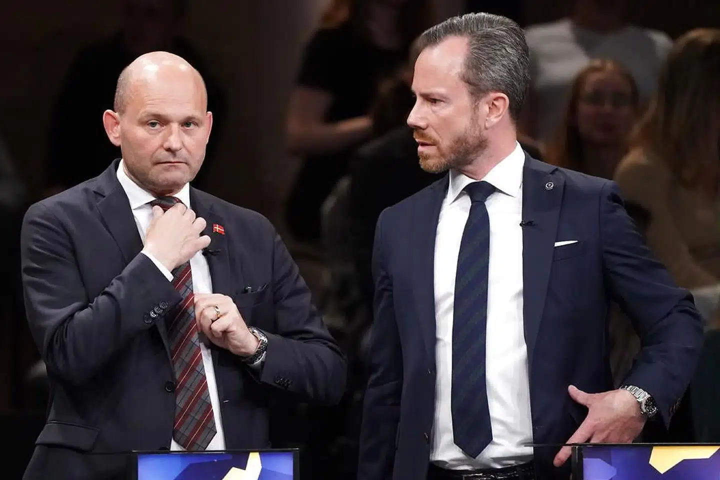 »Venstres Jakob Ellemann-Jensen er p.t. den toppolitiker med færrest problemer og skandalesager i bagagen. I den seneste Voxmeter-måling har V igen klart overhalet K,« skriver Jarl Cordua.