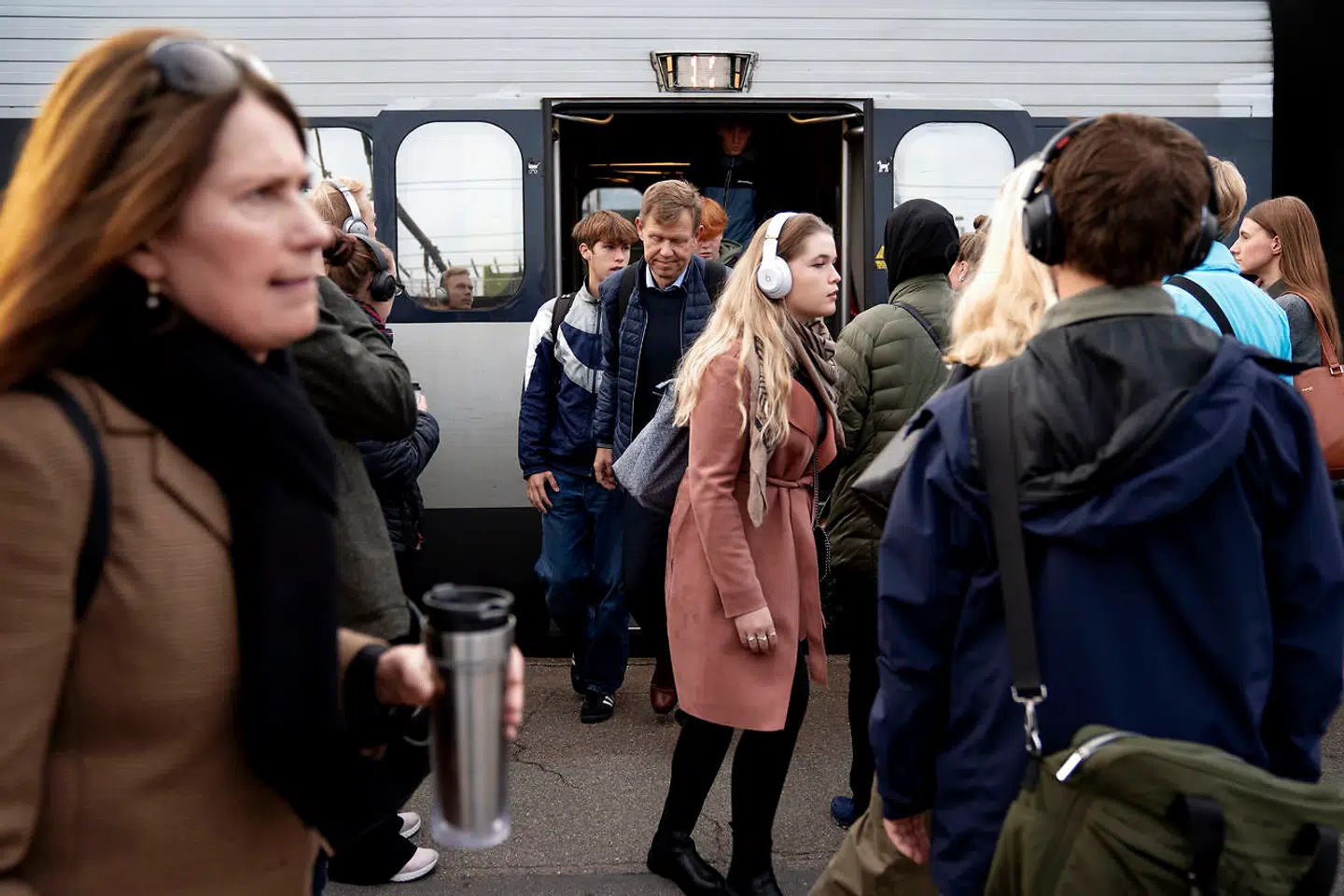 Rejsende i tog mellem Ringsted og København har været ramt af massive forsinkelser i de seneste måeneder. Og det er ikke svært at finde nogen, der har ventet på perronerne eller kommet for sent, da Berlingske besøger Roskilde Station en septembermorgen. Årsagen er klar. Men problemet er ikke løst endnu, og det kan betyde yderligere forsinkelser på et senere tidspunkt.