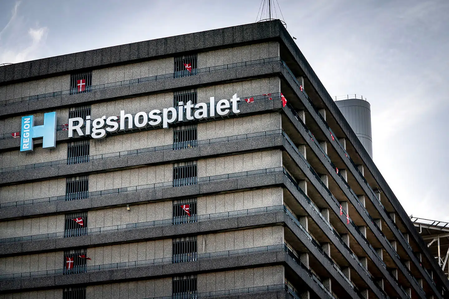 På det største hospital i Region Hovedstaden, Rigshospitalet, har det været nødvendigt at lukke 118 senge ud af i alt 1.055. Ligeledes har hospitalet været nødt til at lukke 25,5 operationslejer om ugen ud af i alt 417,5, viser en redegørelse.