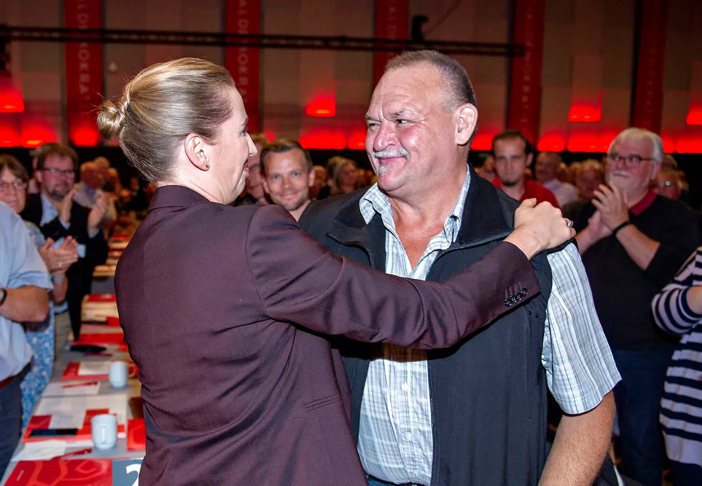 Socialdemokratiets formand, statsminister Mette Frederiksen (S), hilser på Arne efter hendes tale under Socialdemokratiets kongres i Aalborg Kongres og Kulturcenter. Han blev fremhævet som en af dem, der skulle have ret til tidlig pension efter mange år på arbejdsmarkedet.
