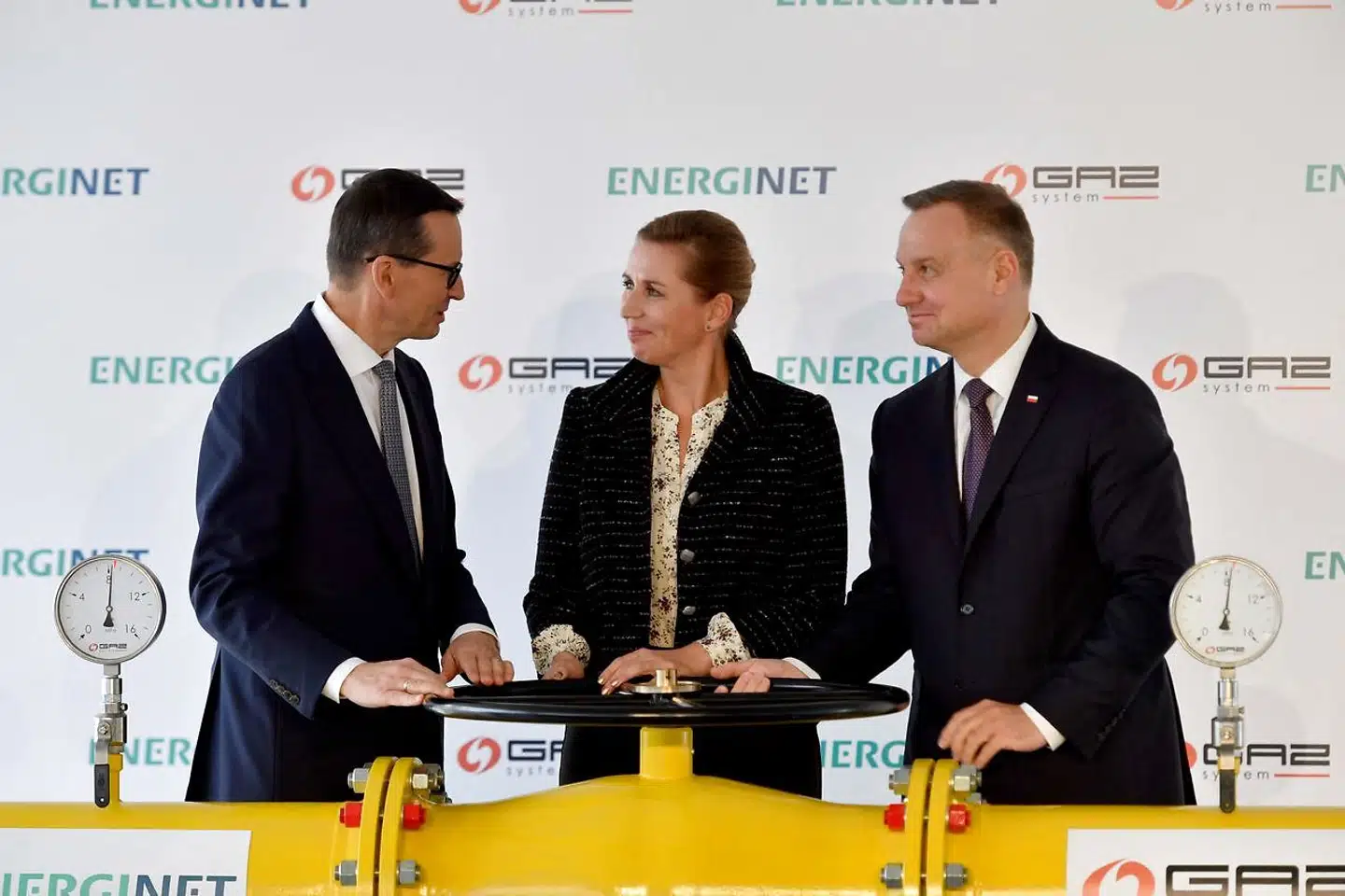 Statsminister Mette Frederiksen var tirsdag i Polen for deltage i åbningen af gasledningen Baltic Pipe sammen med den polske premierminister og den norske statsminister. Også hun havde svært ved at forestille sig, at de tre gaslæk var sket ved et tilfælde. Hendes polske kollega, premierminister Mateusz Morawiecki, kaldte det direkte sabotage.