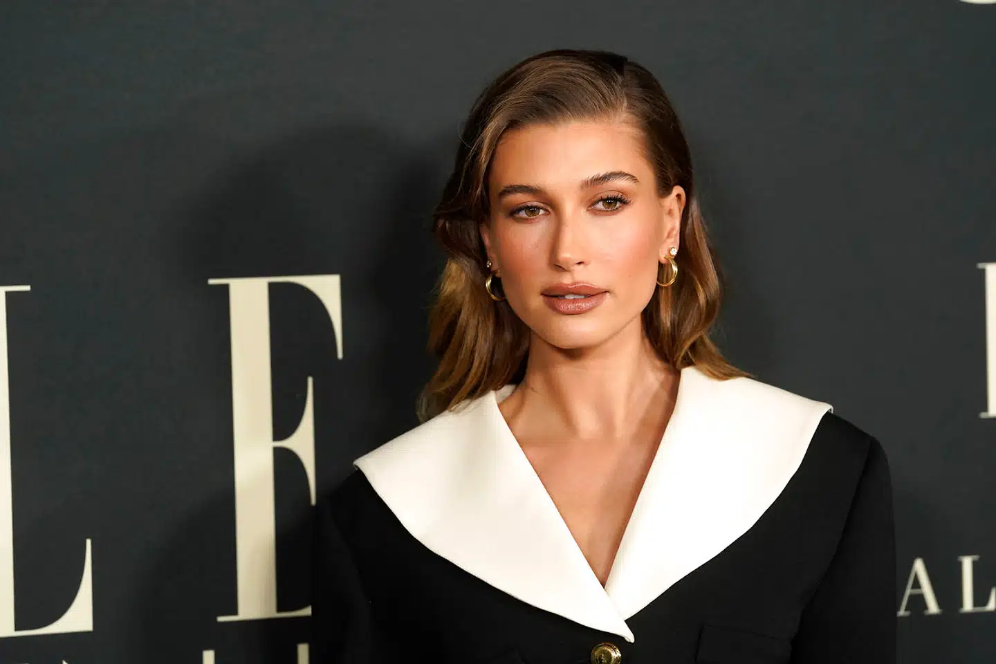 Modellen Hailey Bieber på 25 har et hudplejebrand ved navn »Rhode Skin«, som forventes at have en bundlinje på 14,5 millioner amerikanske dollars i 2022. Hun bliver nu kritiseret for at misbruge en skønhedstrend, som er blevet brugt af latinske, brune og sorte kvinder siden 90erne.
