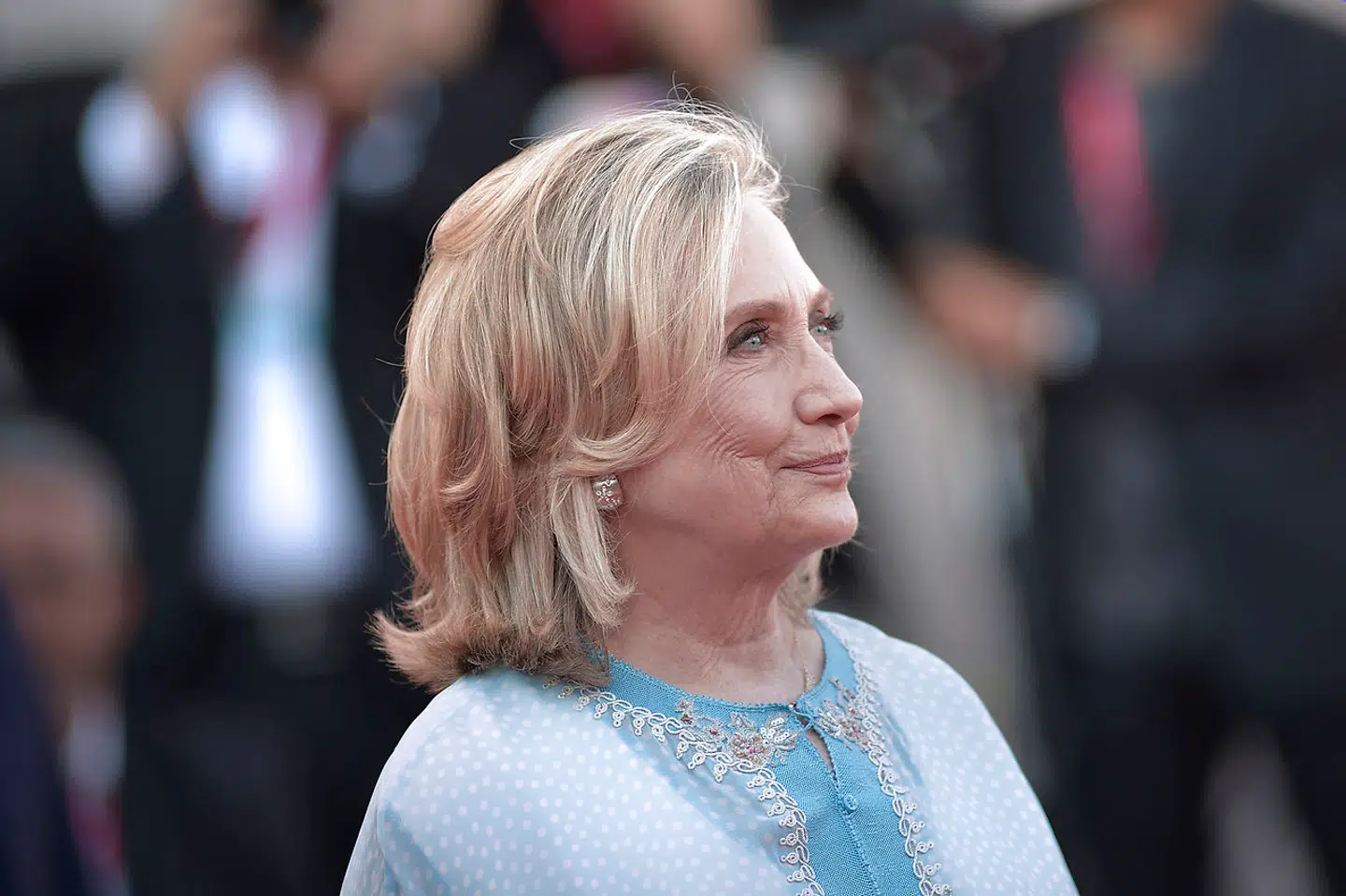 Da Hillary Clinton for en måneds tid siden besøgte Italien for blandt at deltage i Venedigs filmfestival, betegnede hun valget af en kvinde til premierministerposten som »en god ting«. Også selvom der – som i tilfældet Giorgia Meloni – er tale om en ideologisk modstander.
