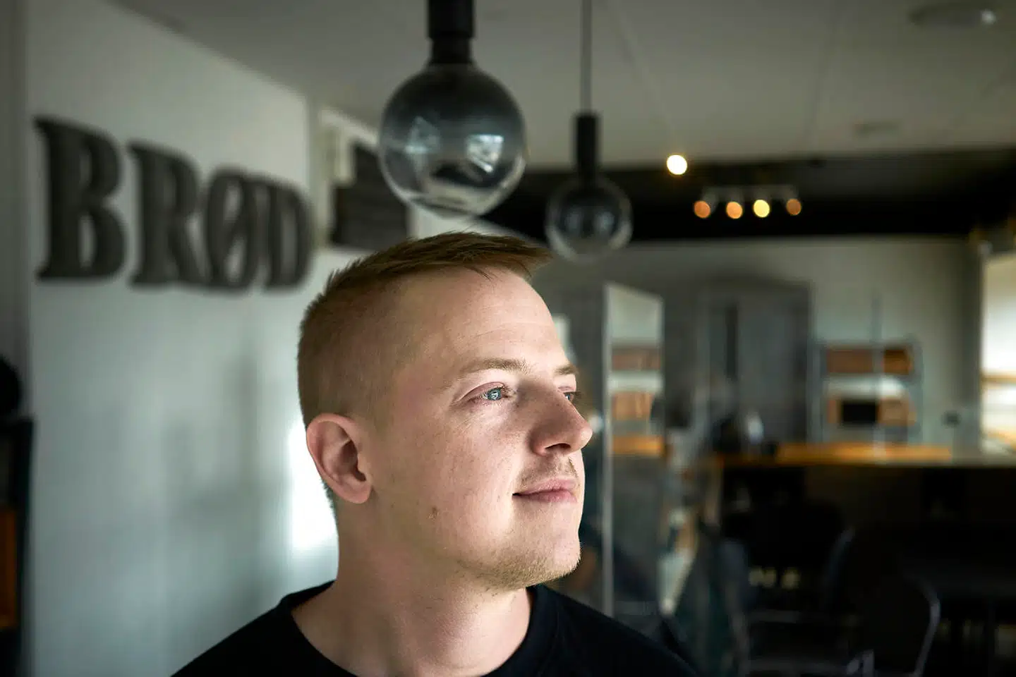 Ifølge brancheorganisationen Bager- og Konditormestre i Danmark (BKD) er flere bagere nødsaget til at lukke deres forretning som følge af de historisk høje energipriser. En af dem, som lige nu kæmper med regningerne, er Mads Frederiksen, der ejer bageriet Baker Street i Karlslunde.