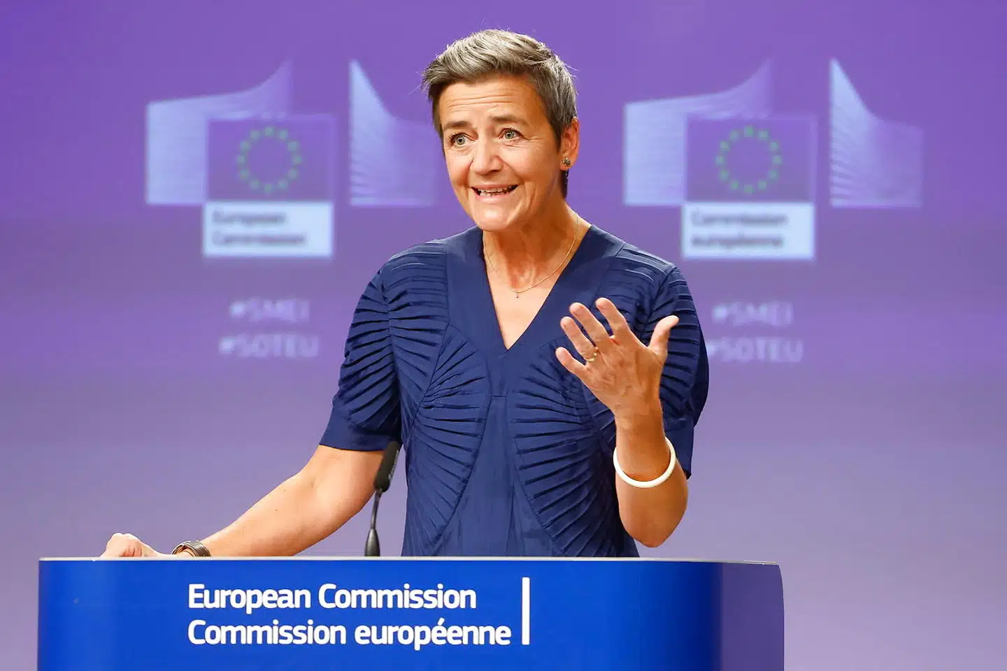 »Vestager skylder derfor Danmark at tage nogle år på posten som it-minister. Hun er den politiker på højt plan, der ved mest om teknologi på godt og ondt, klog, stædig og tydelig,« skriver Dorte Toft.