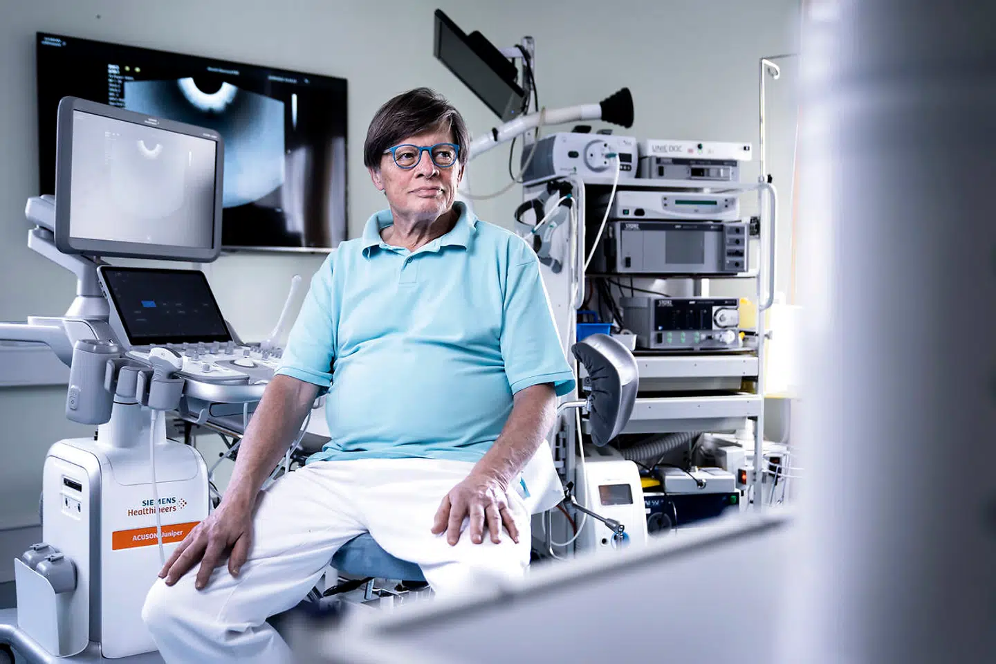 »Først og fremmest bliver man nødt til at gøre op med den meget traditionelle opfattelse af sygeplejerskens rolle i sundhedsvæsenet (som lægens medhjælp),« skriver Henrik Skensved, speciallæge i gynækologi.