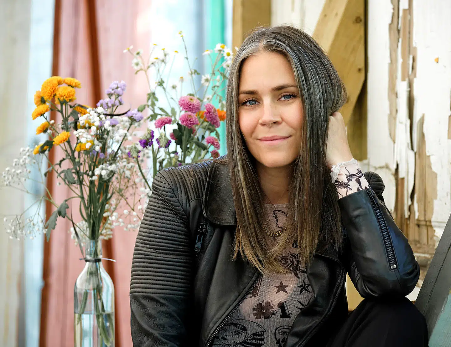 Mette Marie Lei Lange er influencer og har skabt en forretning ud af at være sig selv på internettet. De seneste år har hun gjort sig offentligt bemærket ved at lade sin naturlige, grå hårfarve vokse ud til inspiration for mange andre kvinder.