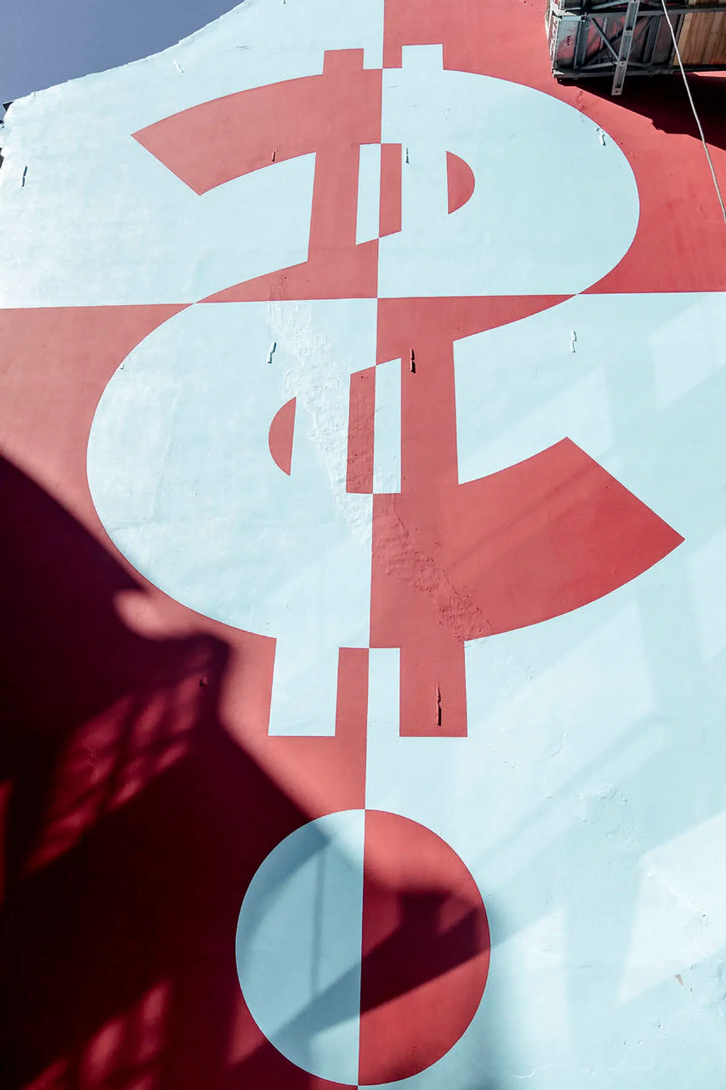 »Jeg har forsøgt at reducere pointen til et tegn, så jeg spejlvendte dollartegnet – det internationale symbol for business – og satte en prik nedenunder, så det samtidig bliver et spørgsmålstegn,« siger Hannibal Andersen.