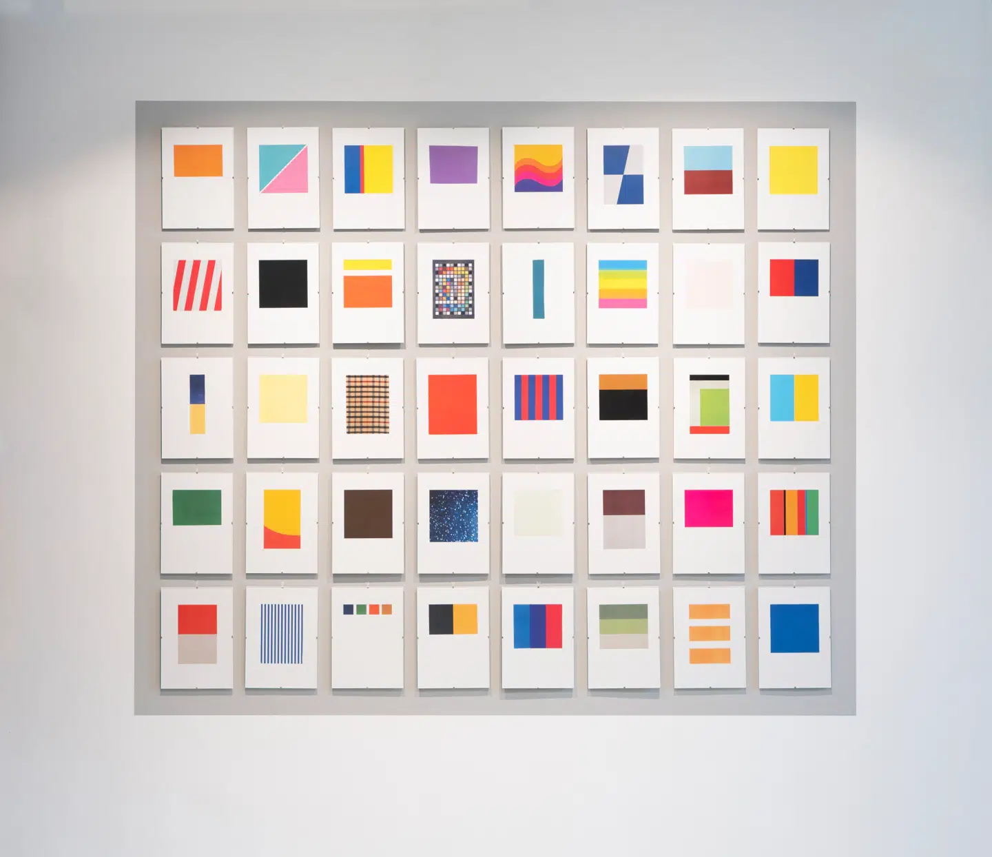 På Charlottenborg kan man se værket »Privatiseringens abstrakte udtryk« af Hannibal Andersen. Det består af 40 farver, som alle er registreret som varemærker.