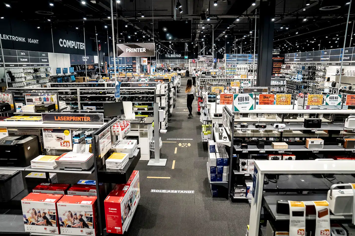 Inflationen spænder ben for, at virksomheder inden for detailhandel, som blandt andet dækker over elektronik, møbler og tøj, kan få afsat deres varer. Og det fører nu til overfyldte lagre.