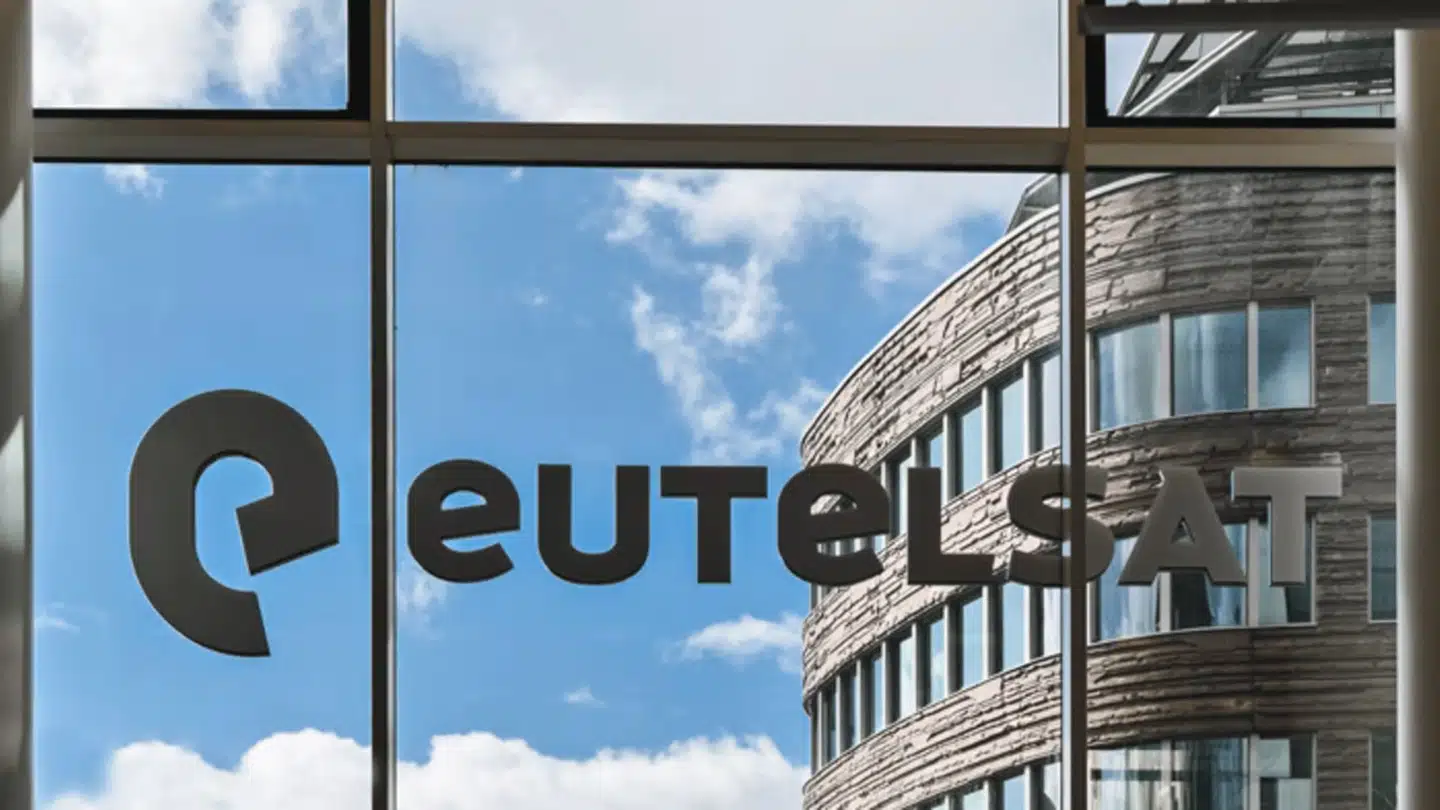 Den franske stat er største aktionær i satellitgiganten Eutelsat, som har hovedsæde i Frankrig, og ejer næsten en fjerdedel af selskabet.
