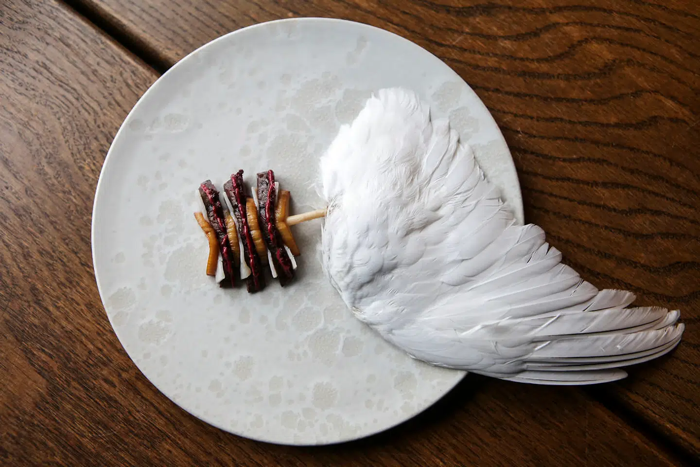 Grillspyd med fjeldrype, svampe og rensdyrspæk. Fuglen, som skifter farve i løbet af året, er skudt om vinteren, hvor den er smukt hvid.