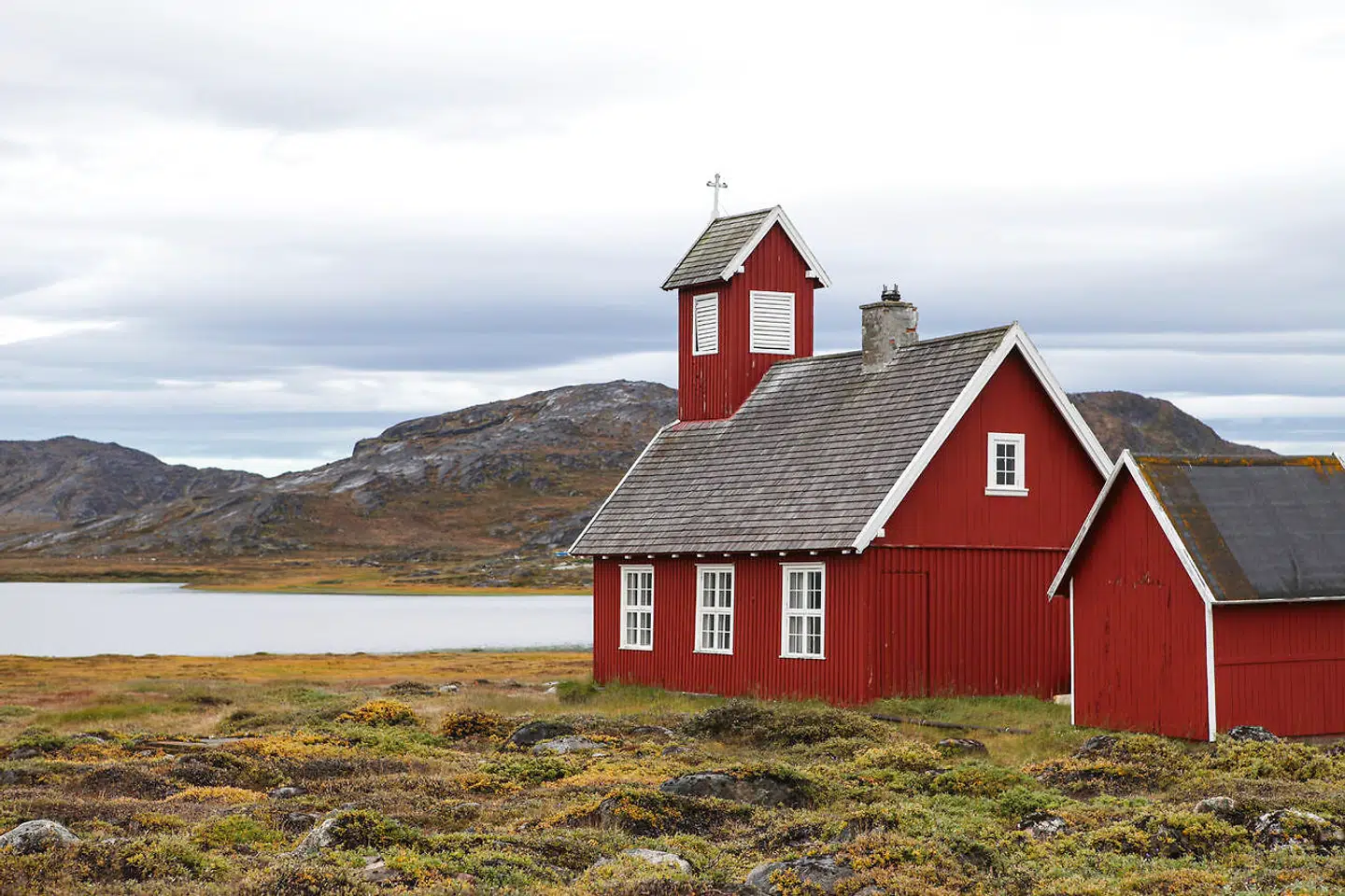 Bygden Ilimanaq med 50 indbyggere har sin egen lille kirke.