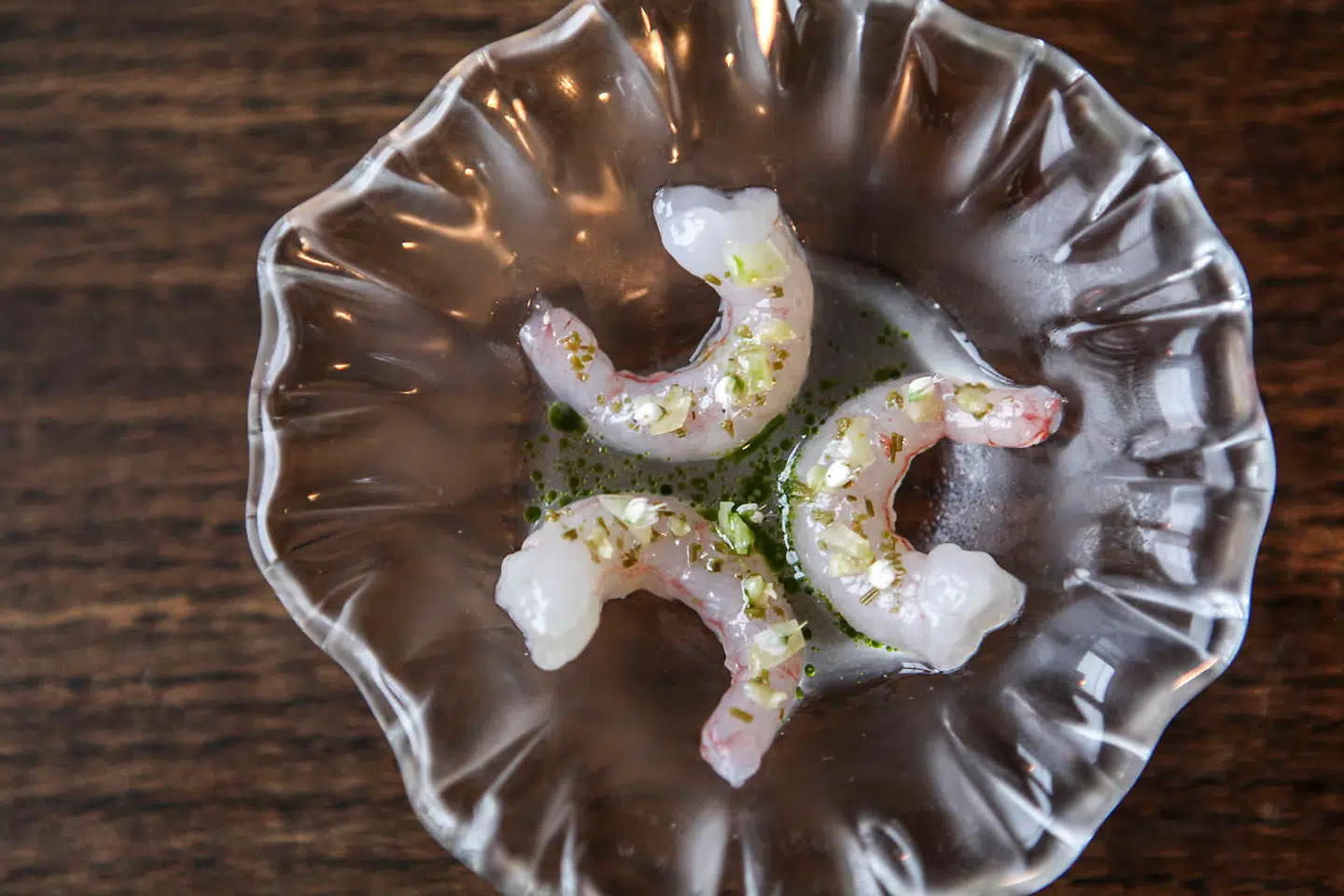 Rå grønlandsrejer i kamillekombucha.