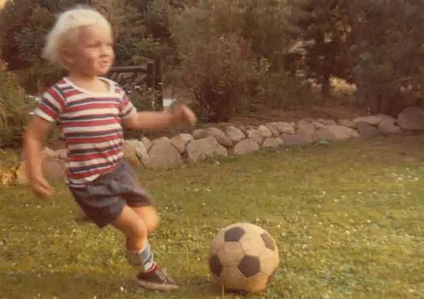 »Min Gud, hvilken en eklatant misforståelse. Hvem er det dog, der har bildt sig selv og hinanden ind, at fodbold skal være millimeterretfærdigt? Det skal det smukke spil jo netop ikke. Det skal være levende, pulserende og have plads til det uventede og ukontrollerede,« skriver forfatter og journalist Bo Heimann om VAR, Video Assistant Referee-systemet i denne kronik om, hvordan fodbolden døde. Her er han afbildet i sin mormor og morfars have.