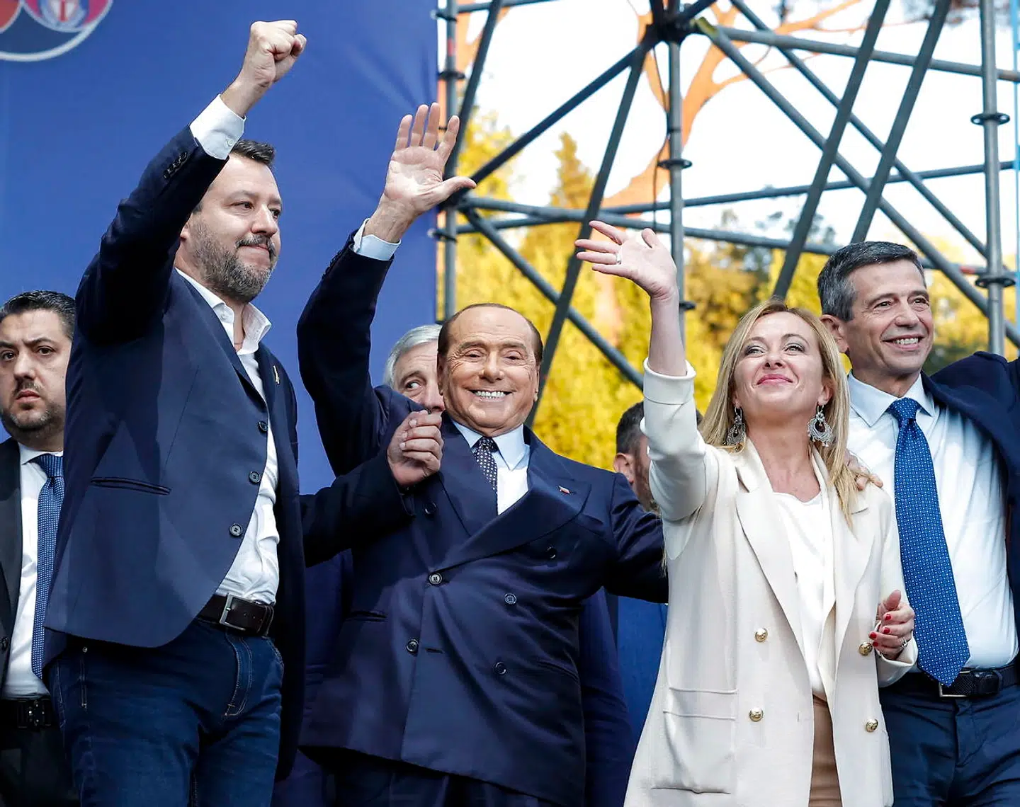 Forholdet mellem Giorgia Meloni og hendes Putin-venlige alliancepartnere Matteo Salvini og Silvio Berlusconi er lige så anstrengt som smilene under deres fælles valgmøde på Piazza del Popolo i Rom. Men de tre højrefløjsledere har brug for hinanden for at kunne danne regering.