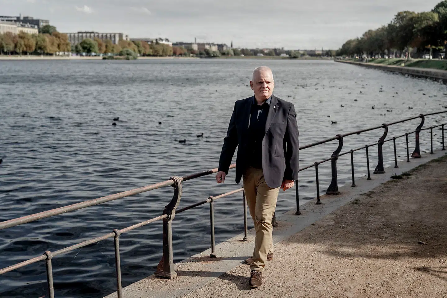 Claus Gisselmann Olsen bor i en lejlighed ved Søerne i København. Han er spidskandidat for Danmarksdemokraterne.