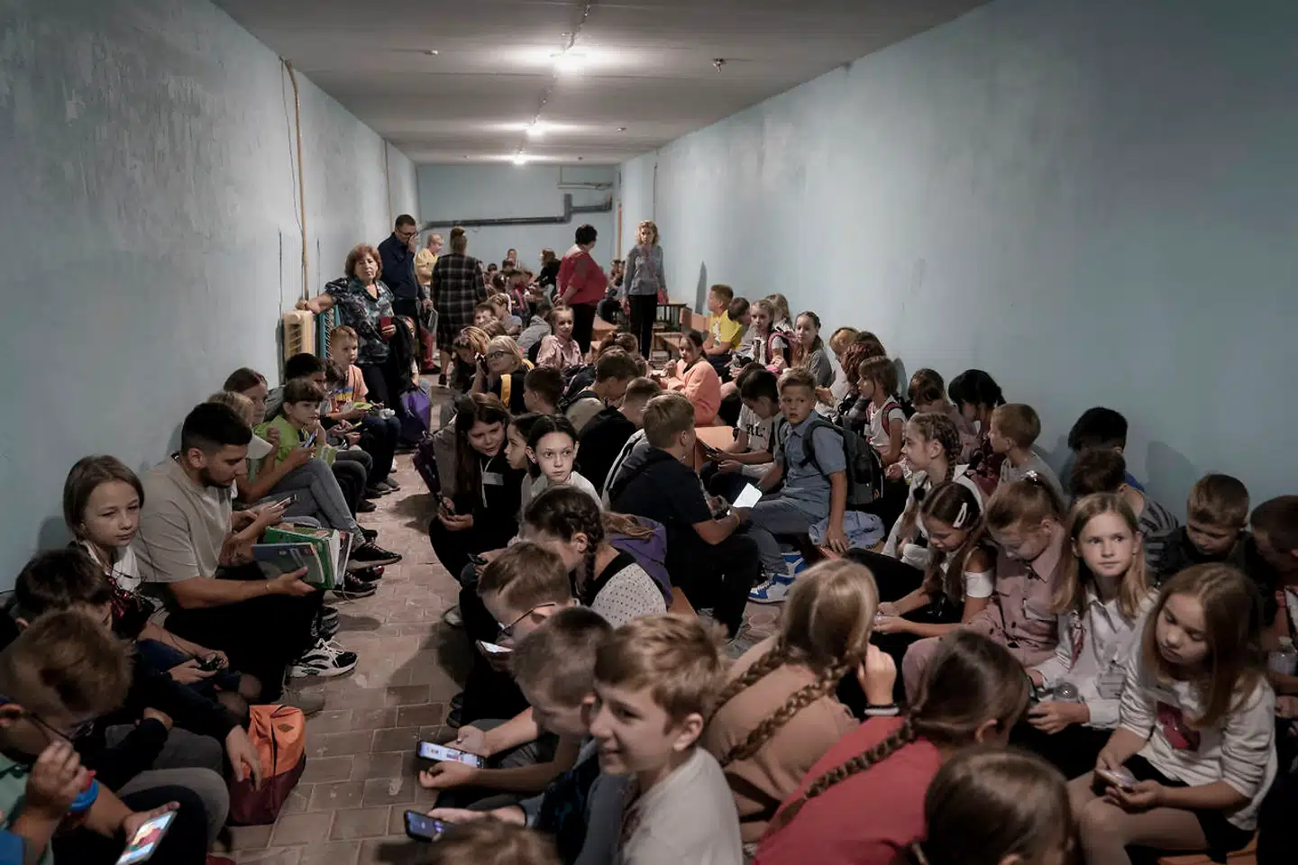 Det er anden skoledag i Butja, og eleverne starter med en evakueringsøvelse. En alarm hyler, og børnene løber ned i kælderen, hvor mange af dem også søgte tilflugt under den russiske besættelse. Skolelederen frygter, at de russiske soldater kan komme igen.