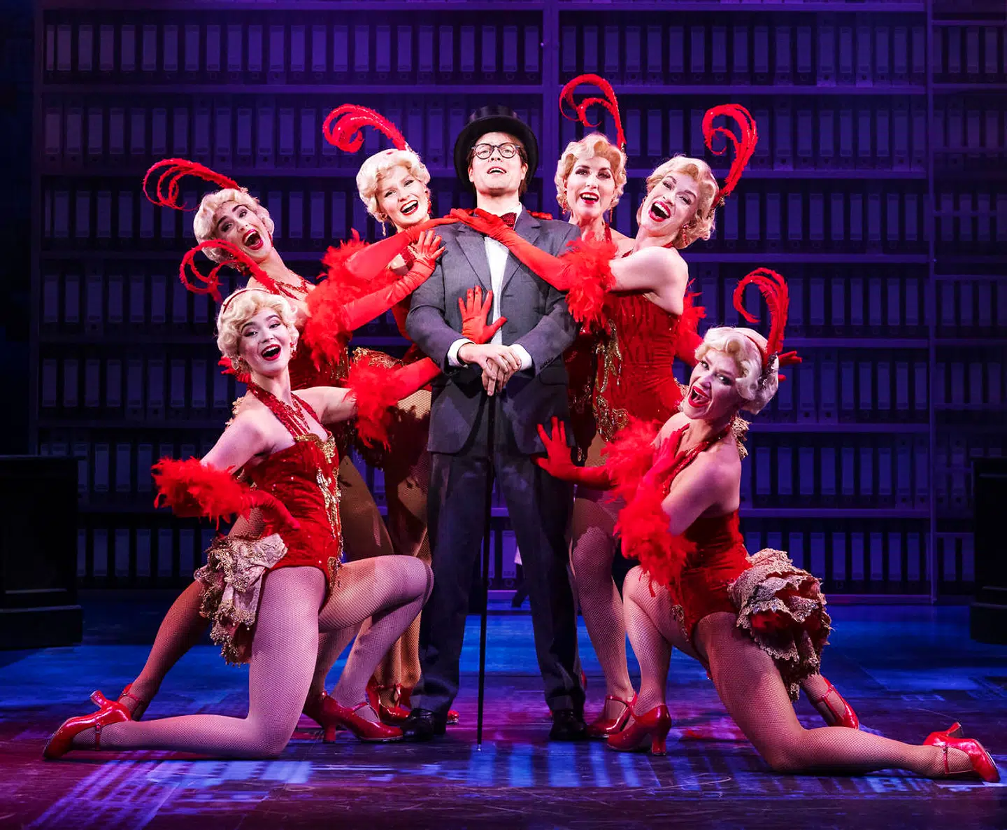 Den livsangste revisor (Sebastian Harris) drømmer om at blive en stor Broadway-producer med alt, hvad der følger med.