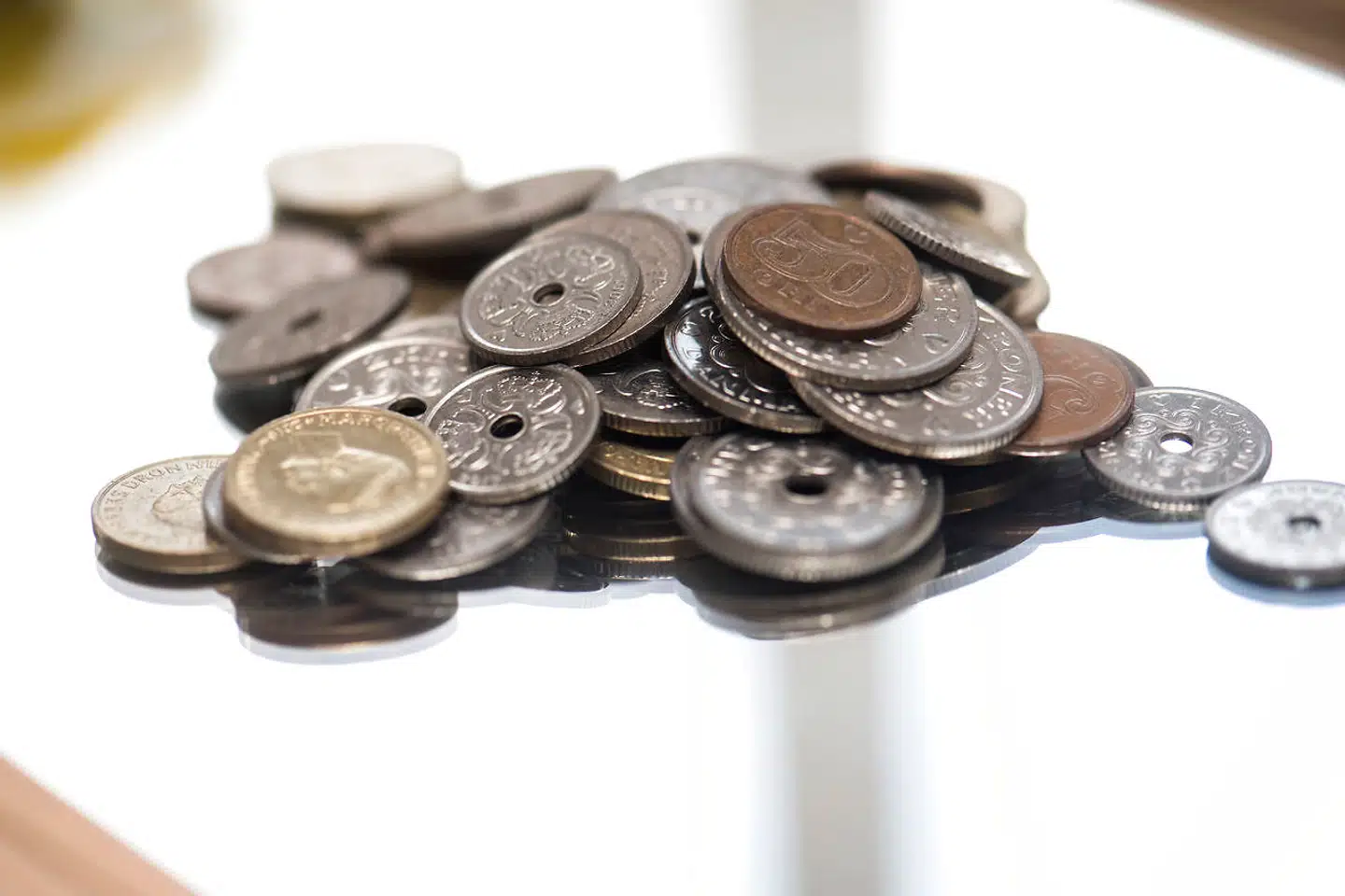 For en del danskere kan det blive nødvendigt at tømme sparegrisen for at få råd til de stigende priser på alt fra elregningen til de daglige indkøb, viser ny undersøgelse.