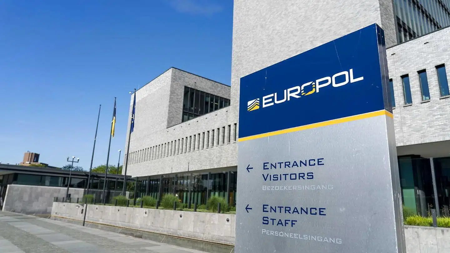 Politisamarbejdet Europol fik i januar i år besked på at slette alle indsamlede oplysninger om folk, der ikke har forbindelse til kriminelle aktiviteter, men EU-landene og EU-Kommissionen besluttede i juni, at Europol kunne beholde oplysninger, som ikke allerede var slettet. Det skal EU-Domstolen nu tage stilling til.