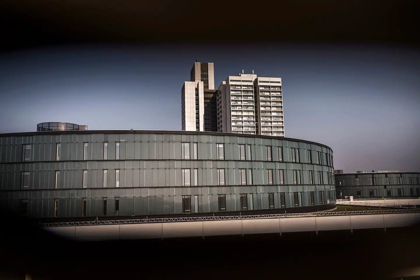 I sidste weekend blev de sidste afdelinger taget i brug i det nye byggeri ved Herlev Hospital. Patienterne vil fremover få hjælp i nye, flotte omgivelser på Afdeling for kvindesygdomme, graviditet og fødsler, Behandling af nyfødte, Operationsgang, Opvågning og Intensiv Behandling. Regningen for byggeriet bliver imidlertid noget større, end der blev opereret med i den bevilgede totalramme på knap tre milliarder kroner.