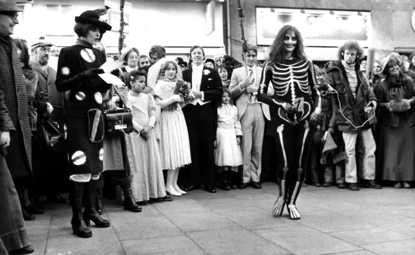 Teatergruppen Solvognen opfører en happening om kvinden og hendes stilling i samfundet. Teatergruppen var typisk for venstrefløjens kultur- og kunstdominans efter 1968. Gruppen opførte bl.a. happenings vendt mod USA ved den årlige Rebildsfest.