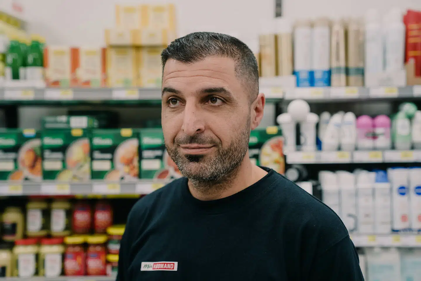 Min Købmand i Hvidovre og butikschef Esat Coban kæmper ligesom mange andre for overlevelsen på grund af de høje elpriser.