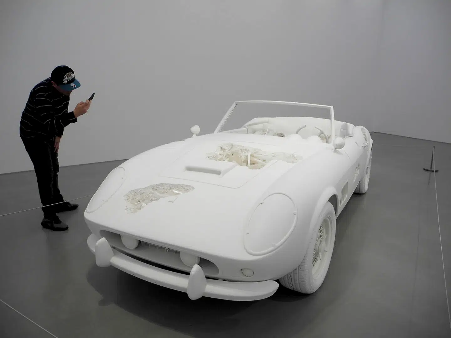 Skulpturen »Eroded Ferrari« (2018) af Daniel Arsham. Skulpturen er fra udstillingen »3018«, som skildrede Arshams vision om en dystopisk fremtid med moderne genstande i en fremtidig forfalden tilstand. Måske et muligt indkøbsobjekt for den klimabevidste rigmand?