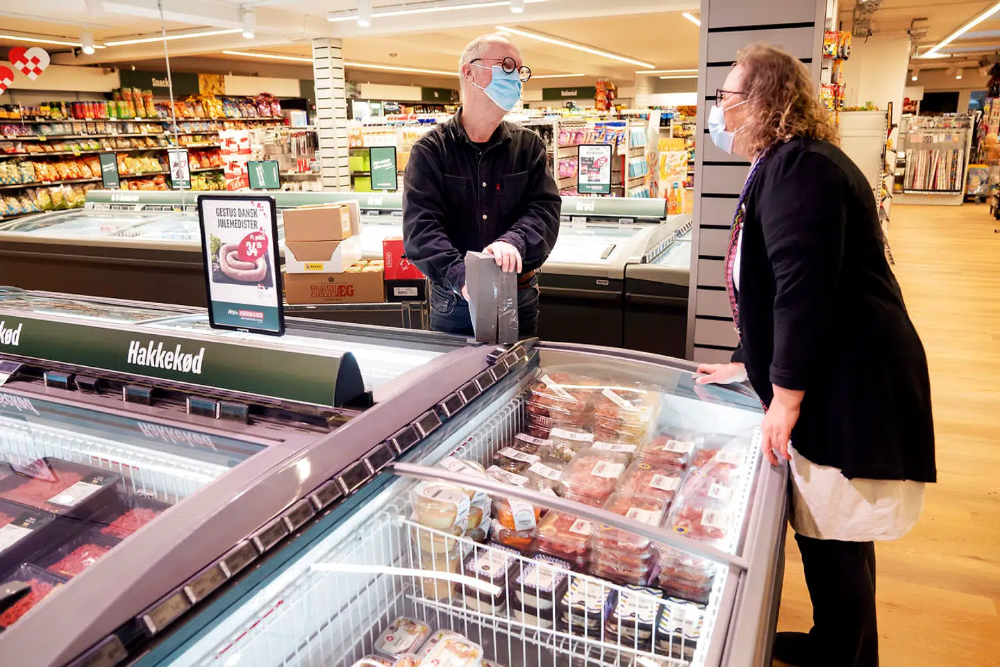 »Det er ikke en guldrandet forretning at drive en lille købmandsbutik og mange steder er købmændene presset selv i normale tider. For de mindre købmænd har det slet ikke været muligt at gardere sig mod energikrisen,« skriver Christian Egander Skov. Arkivfoto: Personerne på billedet har intet med kommentaren at gøre.