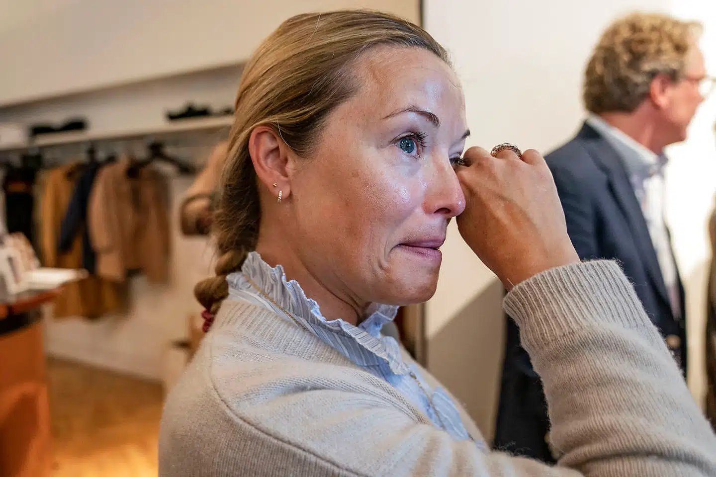 »Det er vores familie, der skal hjem til Valdemars Slot,« sagde Louise Iuel Albinus om malerierne på auktionen.