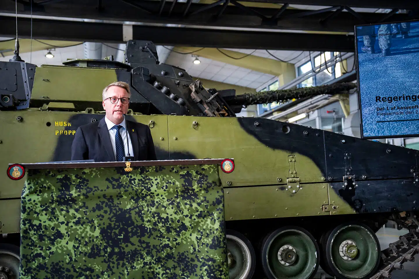 Forsvarsminister Morten Bødskov (S) holdt pressemøde på Panserværkstedet Sandholm i Birkerød. Vladimir Putins tiltag og trusler er »fuldkommen uacceptable«, sagde han.