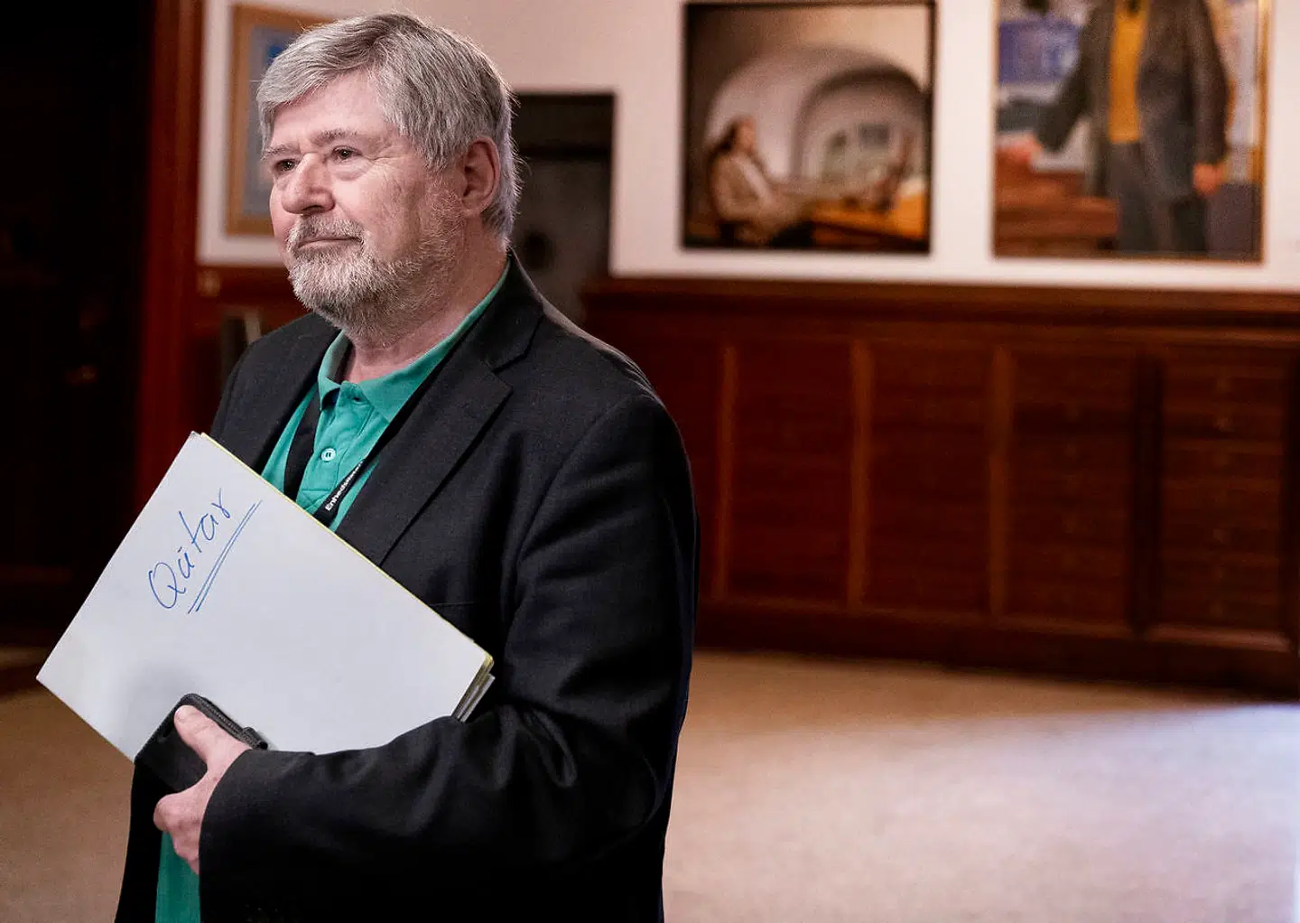 Enhedslistens Søren Søndergaard mener, at de besparelser, som DR af tidligere regeringer er blevet pålagt, nu gør, at DR er tvunget til at træffe dette valg.