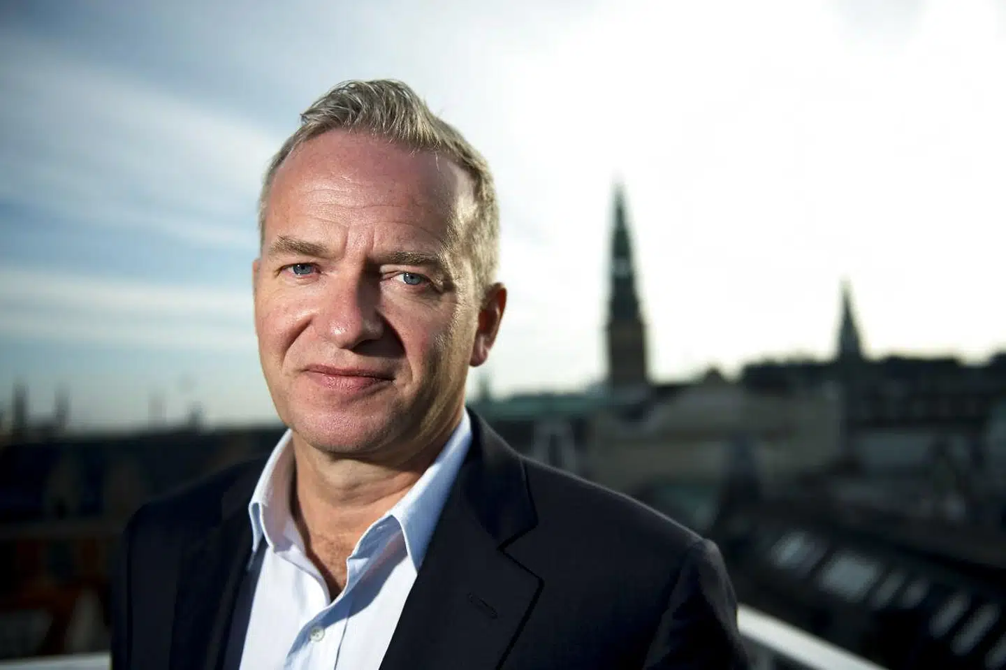 Hvis du smider dit ispapir på fortovet i Schweiz, samler en anden det sandsynligvis hurtigt op. For »i en schweizers øjne er det nemlig lige så bizart at smide sit ispapir i det offentlige rum som at gøre det på naboens bonede gulv,« skriver Lars Tvede.