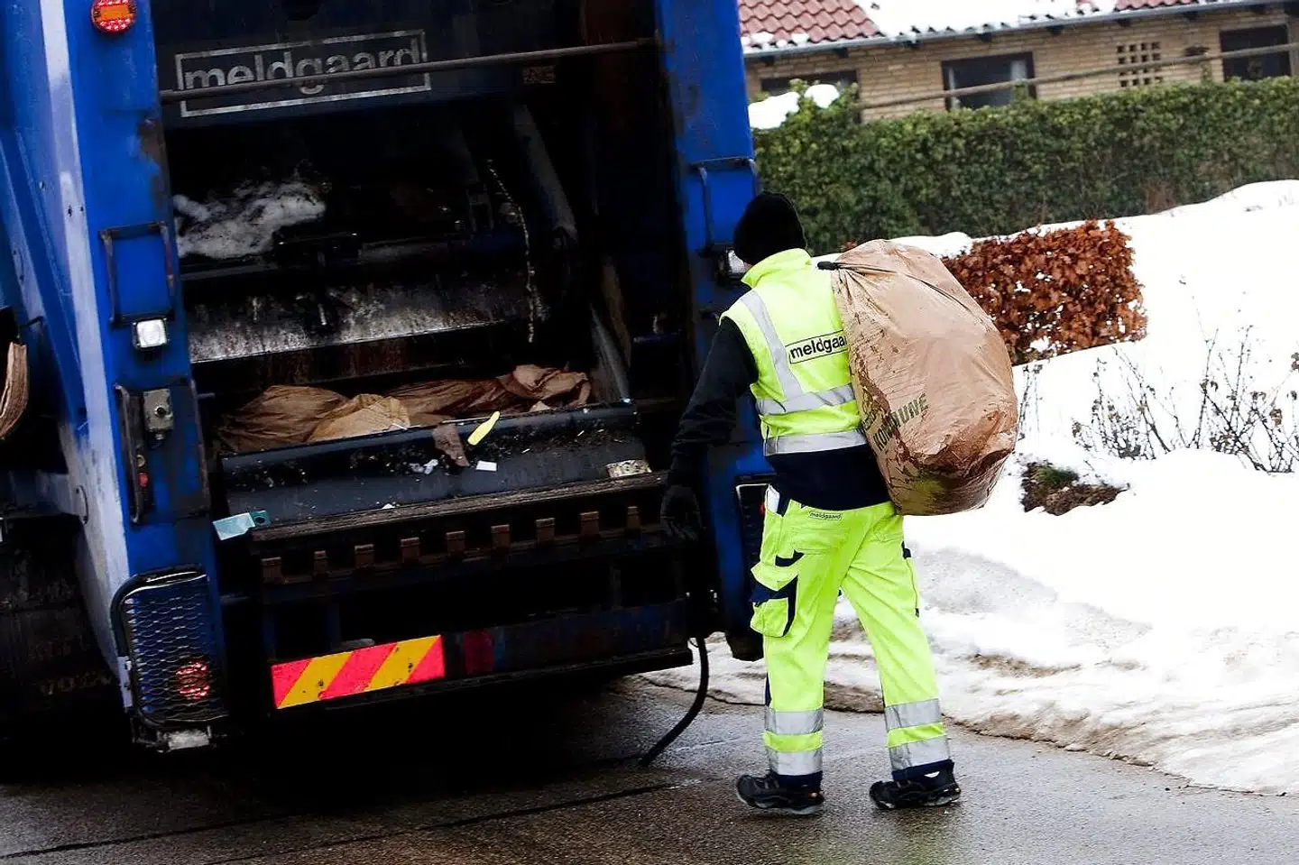 »For nyligt var det min kollega Mike, der fik en fuckfinger og blev spyttet efter, fordi han holdt og spærrede vejen. I forrige uge var det en anden kollega, der blev overfuset. Det er helt utilstedeligt,« skriver Nikolaj Meyland-Smith om chikane af skraldemænd, der passer sit job.