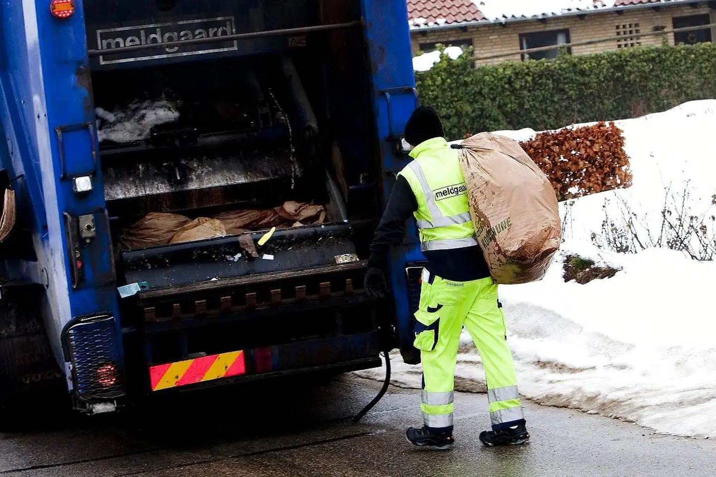 »For nyligt var det min kollega Mike, der fik en fuckfinger og blev spyttet efter, fordi han holdt og spærrede vejen. I forrige uge var det en anden kollega, der blev overfuset. Det er helt utilstedeligt,« skriver Nikolaj Meyland-Smith om chikane af skraldemænd, der passer sit job.