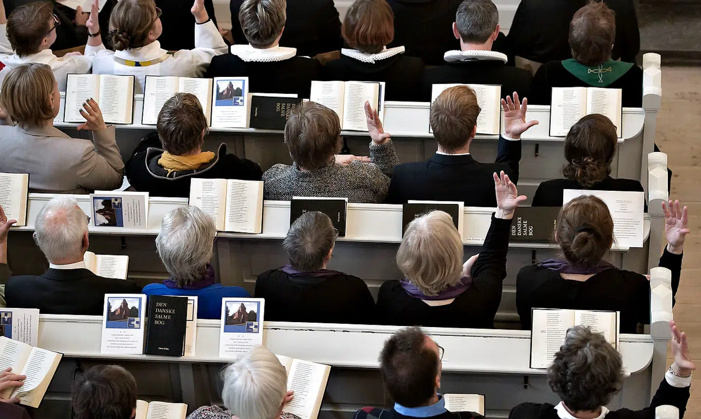 Dansk tegnsprog har mistet de fleste af sine potentielle brugere på meget kort tid, og det har »fatale konsekvenser«, siger ekspert. Billedet er fra en festgudstjeneste i de Døves Kirke på Frederiksberg i forbindelse med udgivelsen af Danmarks første tegnsprogsbibel. (arkivfoto)