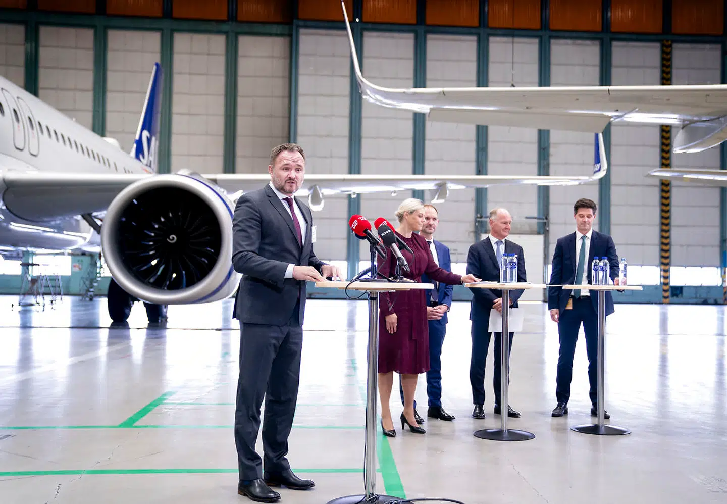Klima-, energi- og forsyningsminister Dan Jørgensen (S), transportminister Trine Bramsen (S), skatteminister Jeppe Bruus (S), Simon Pauck Hansen, formand for klimapartnerskab for luftfart og koncerndirektør i SAS samt administrerende direktør for Københavns Lufthavn Thomas Woldbye præsenterer regeringens nye udspil »Grøn luftfart for alle«.