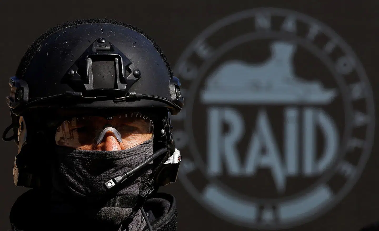 Søndag morgen rykkede mænd fra fransk politis specialenhed, RAID, ind i et hus i Cannes i Sydfrankrig. Her anholdt de en 32-årig dansker, der nu er varetægtsfængslet. På billedet her er der tale om en øvelse.