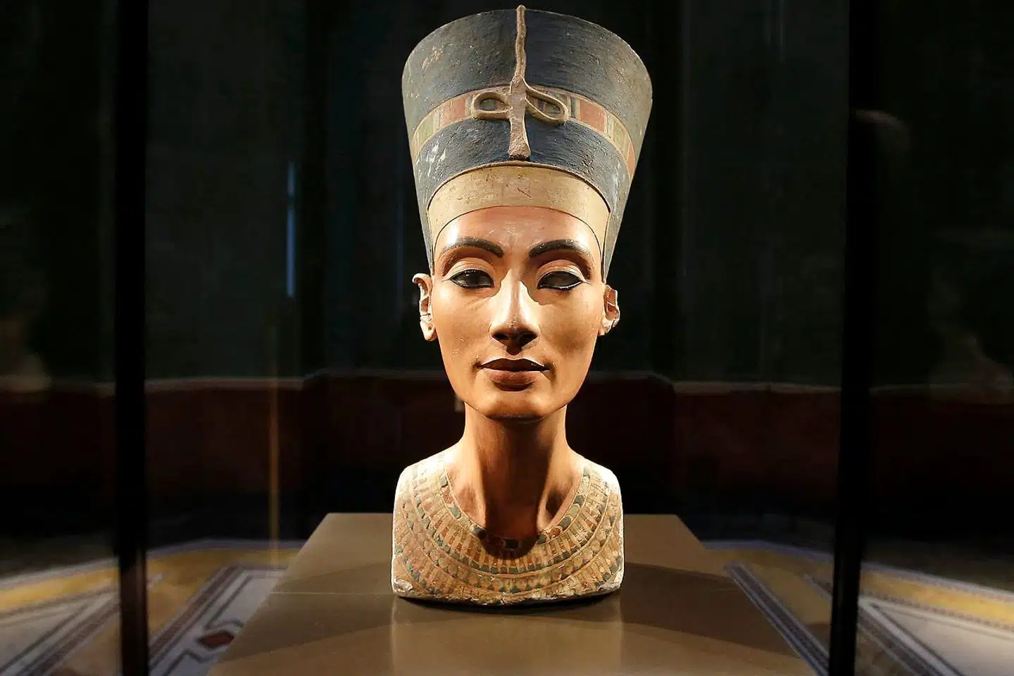 Busten af Nefertiti er en af de mest berømte og skattede genstande på det store Neues Museum i Berlin. Nu hævder den egyptiske arkæolog Zahi Hawass, at han har fundet den egyptiske dronnings grav i nærheden af Luxor i Egypten.