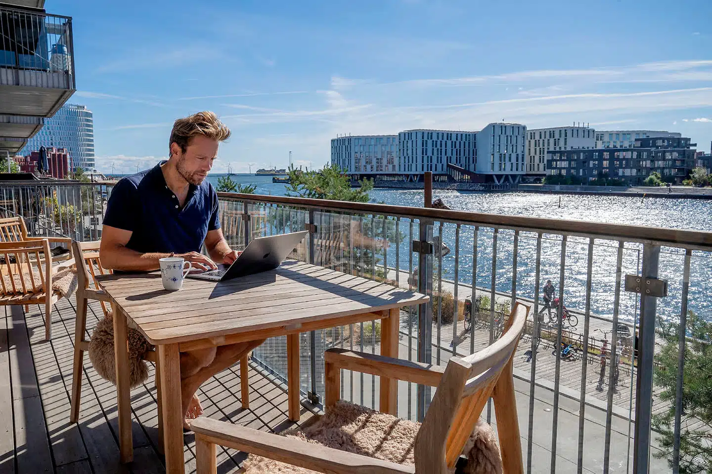 Særligt vandet var afgørende, da Andro Vrlic valgte at bosætte sig i Nordhavn. Altanen fungerer også som hjemmearbejdsplads, når vejret er til det.