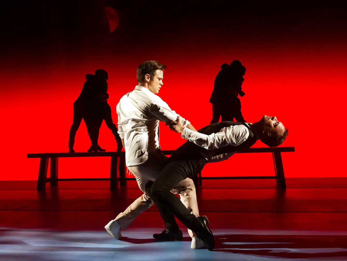 »Den skaldede frisør – The Musical« er en flot og smittende oplevelse. Selv den ublu udnyttelse af det mest kendte par fra sidste års »Vild med dans« – Silas Holst og Jakob Faurby – giver mening. Simpelthen fordi det swinger.