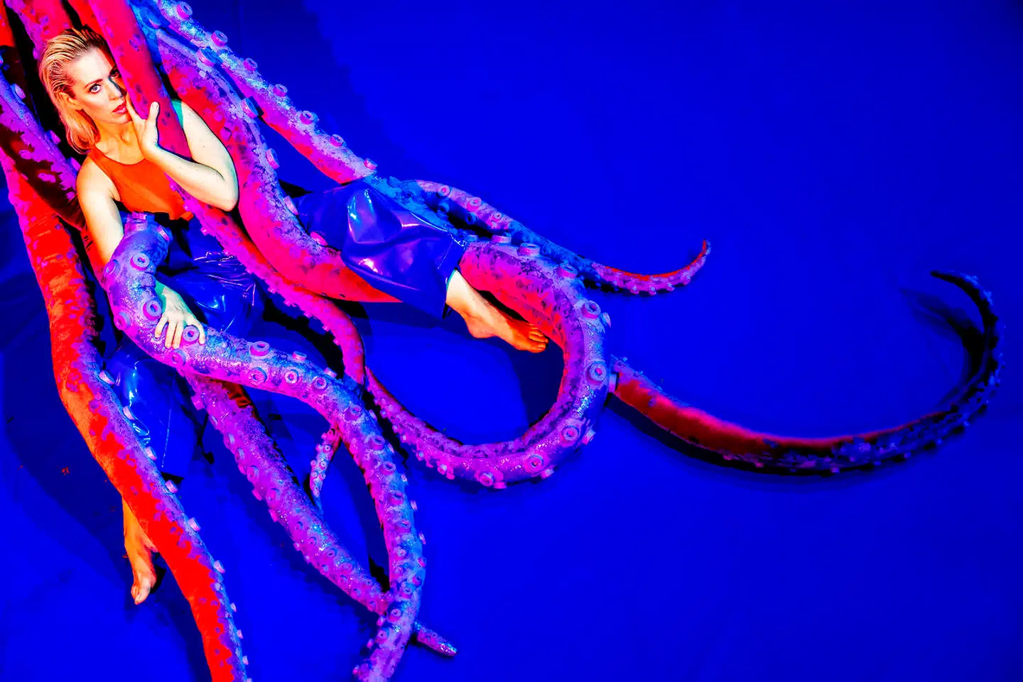 Unervejs drager Jeanett Albcek paralleller til den ottearmede blæsksputte - ni hjerner og tre hjerter - vi ikke kan forstå og derfor frygter.